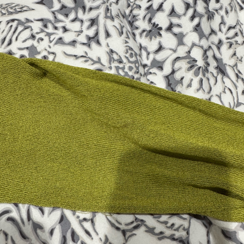 Jones New York pistachio Green Cardigan with Embellishments size S - fits M too - Picture 8 of 12